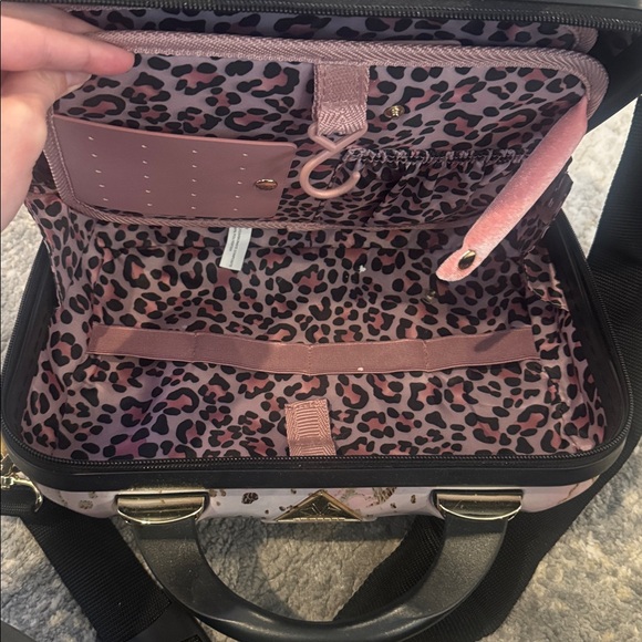 Elegant Pink and Gold Makeup Case - Picture 3 of 4